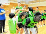 一緒にゲームを楽しむ子どもたち＝７日、日南町霞の日南小