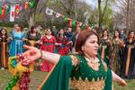 　在日クルド人の新年の祭り「ネウロズ」で踊る女性たち＝３月、さいたま市