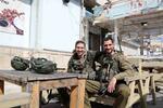 聖地「マクペラの洞くつ」を警備するイスラエル軍兵士
