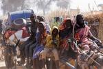 　スーダン西部の北ダルフール州で、準軍事組織の即応支援部隊（ＲＳＦ）の攻撃に伴い避難した人々＝４月（ロイター＝共同）
