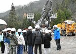  ドリルジャンボなどの重機を見学する児童＝２９日、若桜町岩屋堂 