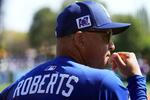　ドジャースのデーブ・ロバーツ監督＝６日、米アリゾナ州グレンデール（Ｊｏｅ　Ｃａｍｐｏｒｅａｌｅ―Ｉｍａｇｎ　Ｉｍａｇｅｓ提供・ロイター＝共同）
