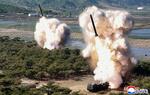 　発射される北朝鮮の超大型放射砲（多連装ロケット砲）＝８日（朝鮮中央通信＝共同）