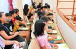 村議会の一般質問を傍聴する児童ら