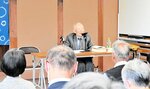 源氏物語の正しい解釈について語る小谷さん＝２７日、琴浦町篦津の河本家住宅