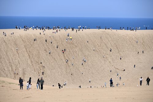 大型連休後半に入り、にぎわう鳥取市の鳥取砂丘＝３日午前