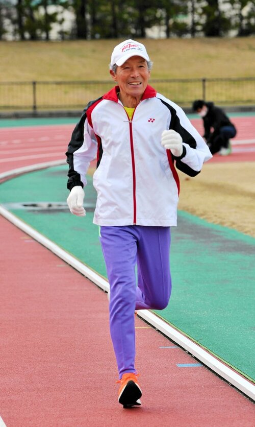 「８０歳まで走り続ける」のが夢と語る白石さん。５年ぶりの大会に向けて練習に余念がない＝どらドラパーク米子陸上競技場