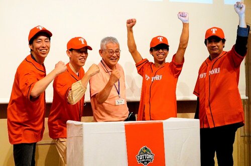 「指名」によりマッチングが成立して笑顔を見せる県内事業者（中央）＝１９日、鳥取市永楽温泉町のホテルモナーク鳥取