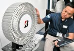 新開発された月面探査車両用のタイヤ＝３０日、鳥取市浜坂