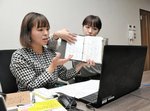 オンラインで配信するづんさん（左）と丸山さん＝１８日、米子市西福原１丁目の山陰放送