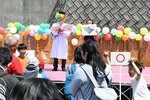 正しいごみの分別をテーマにしたクイズ大会で盛り上がる会場＝２日、鳥取市伏野のリファーレンいなば