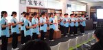 ナイチンゲール像のともしびをキャンドルに点火した１年生たち＝９日、米子市米原６丁目の米子北高