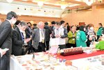 大勢の来場者でにぎわう会場