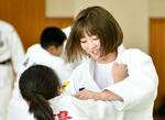 　小学生との合同稽古に臨んだ角田夏実＝東京都文京区