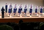 原代表（左）の指揮で客席に歌声を届ける団員