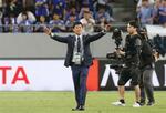 　シリアに快勝し、サポーターの声援に応える森保監督＝エディオンピースウイング広島