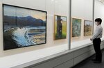 多彩な作品が並ぶ会場＝１５日、鳥取市上町の市歴史博物館やまびこ館