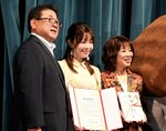 広田市長から賞状を受け取り、ファンへ報告する（右から）ＭｅｇｕｍｉさんとＭａｎａｍｉさん＝１７日、倉吉未来中心