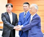 再生計画案に合意し、握手を交わす大山どりの島原社長（左）、リロ社の梶山取締役（中央）、青砥隆志米子信金理事長＝１１日、米子市東福原２丁目の米子信用金庫本店