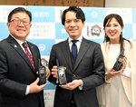 衛星携帯電話を披露する広田市長（左）と大和田社長（中央）ら