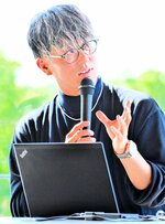 美容室におけるＤＸの活用方法を紹介する干村さん