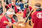 【守柄の千本杵】
細長いきねで「ホイッ、ホイッ」とテンポ良く餅をつく住民。４年ぶりに再開した＝１１日夜、香美町香住区守柄の地区公民館