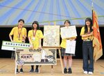 まんが甲子園で最優秀賞に選ばれ、笑顔を見せる鳥取県の米子高のメンバー＝６日午後、高知市