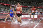 　東京五輪の男子３０００メートル決勝で、水濠を越える三浦龍司（手前）＝２１年８月、国立競技場