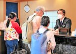鳥取県内各地の温泉旅館は大型連休中、ほぼ満室になるなど客足が戻ってきている＝２５日、三朝町山田の三朝館