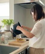 　レンタルした「ヘルシオ　ホットクック」で作った料理を盛り付ける利用者
