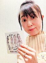 新作ＣＤ「ありがとう」を手にするＫＡＯＲＩさん