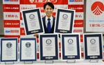 　七つのギネス世界記録の公式認定証と写真に納まるノルディックスキー・ジャンプ男子の葛西紀明＝１７日、札幌市内