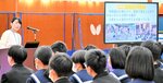 仕事内容や地元就職の経緯について語る若者（左奥）＝１３日、香美町香住区の香住一中