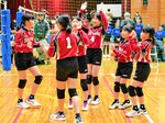 【ナイス～！】好プレーで得点し、笑顔でハイタッチする選手＝２３日、新温泉町浜坂の浜坂北小
