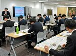 新聞の活用法について学ぶ受講者