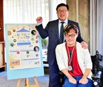 広田市長（後ろ）に準優勝の報告と「あいサポートとっとり祭」をＰＲする井谷さん＝７日、倉吉市役所