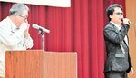 温かいハーモニカの音色と歌声を披露する今岡さん（左）と木幡さん＝１６日、香美町村岡区の村岡老人福祉センター