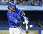 　３回ＤｅＮＡ２死、宮崎が右中間に本塁打を放つ＝神宮