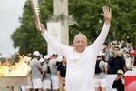 　フランス南西部で行われたパリ五輪の聖火リレーで、最終ランナーを務めたティエリー・マルクス氏＝２３日（共同）