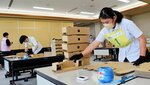 製品パッキングの種目で正確さや見栄えを競う参加者＝２８日、鳥取市伏野の県立福祉人材研修センター