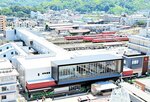 ２９日に開通するＪＲ米子駅の新駅舎・駅ビルと南北自由通路「がいなロード」＝２７日、鳥取県米子市弥生町