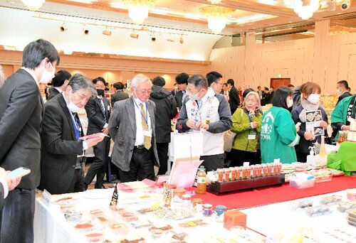 大勢の来場者でにぎわう会場