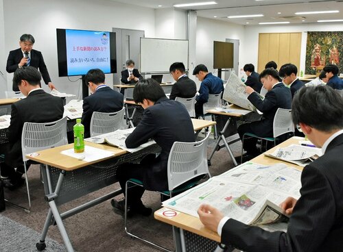 新聞の活用法について学ぶ受講者