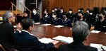 町執行部（手前）に企画提案する中学生＝智頭町智頭の町総合センター