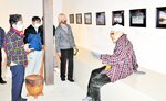 写真の撮影時の重要なポイントを解説する池本さん（右）＝１１月３０日、新温泉町の浜坂先人記念館・以命亭