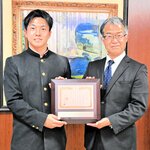 福光浩会長（右）から表彰盾を受け取る鳥取商高の羽根勘太前主将＝倉吉東高