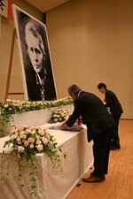 祭壇に献花する参加者ら＝４日、三朝町総合文化ホール