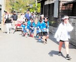 たるみこしを引いて集落を練り歩く子ども＝１８日、新温泉町清富