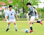 キルシェン―ＳＣ鳥取ＤＳ　前半１０分、ゴールを狙うキルシェンの谷村（右）とＳＣ鳥取ＤＳの三原が競り合う＝東山球技場