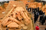 古代の出雲大社を背景に戦うスサノオノミコトとヤマタノオロチの砂像＝２４日、鳥取市福部町湯山の鳥取砂丘砂の美術館